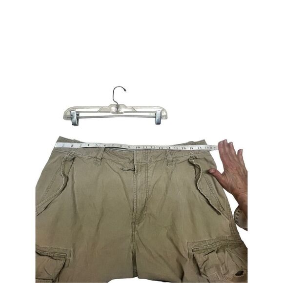 Gap Loose Fit Khaki Cargo Shorts Sz 38/11 - Picture 6 of 7